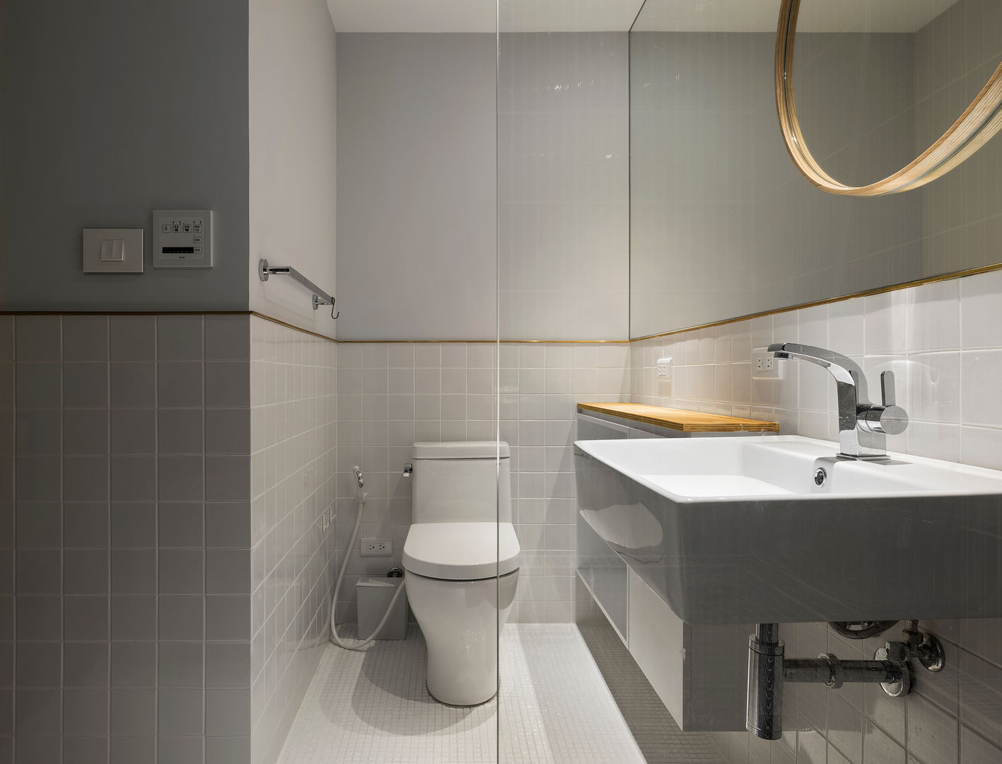 Ronn Residence 平面設計師的家 Studio In2 深活生活設計 Modern style bathrooms Tiles