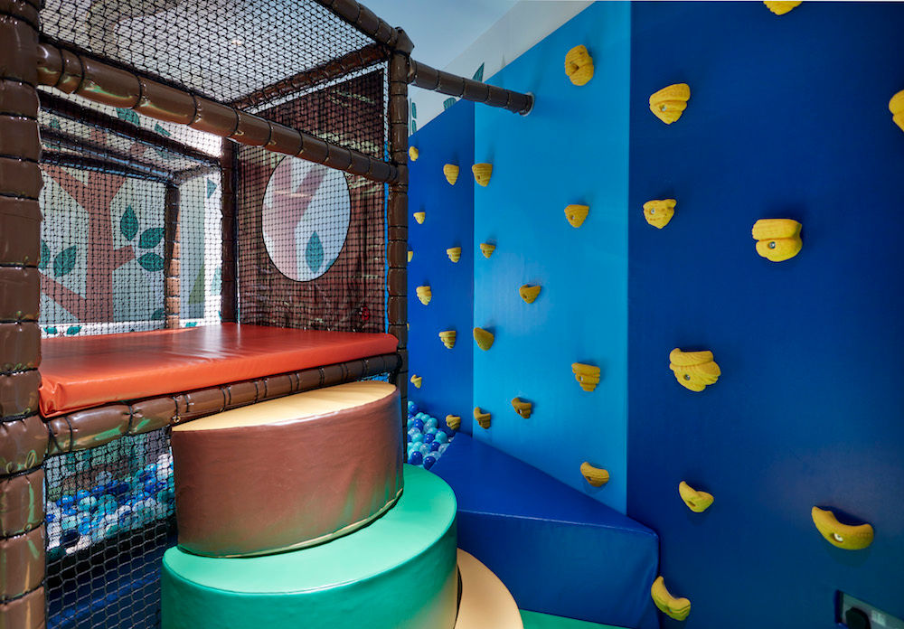 Climb the wall or the steps to enter the blue ball pool Tigerplay Kamar Bayi/Anak Gaya Eklektik softplay,playroom,kids room,climbing wall,ball pool