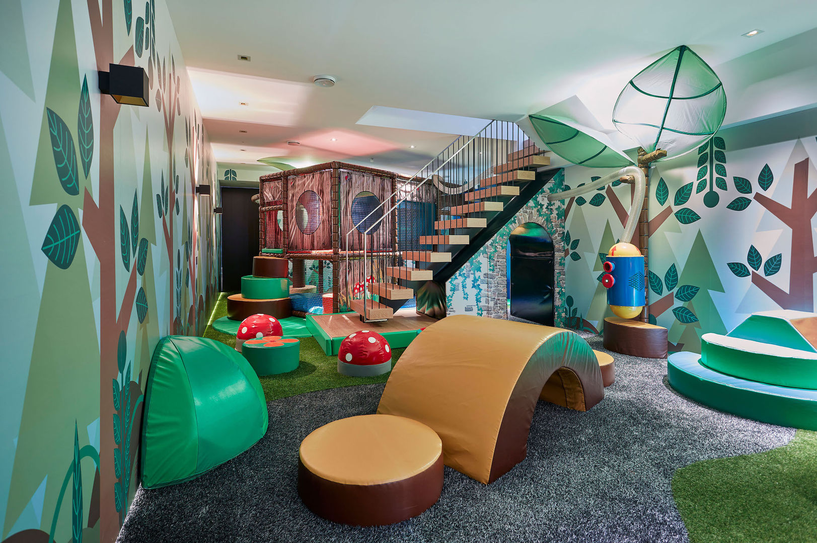 Soft stepping stones over soft artificial turf lead the way to the play structure Tigerplay Eklektik Çocuk Odası softplay,playroom,woodland theme,slide,ball pool,ball pit,wall art,turf