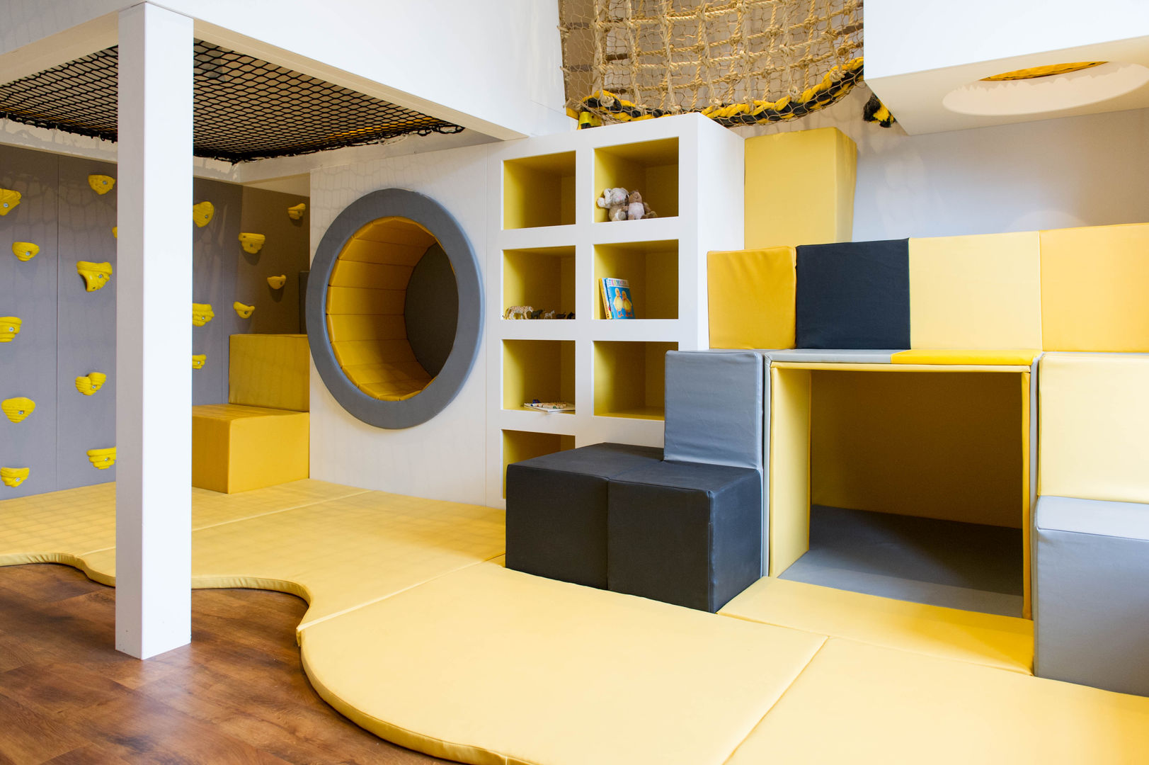 Underneath the soft cubes is a den with a mirrored wall Tigerplay Quarto infantil escandinavo