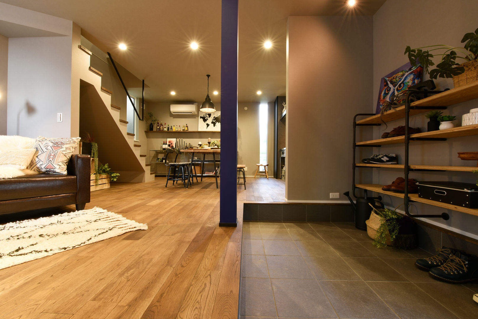 東向き都市型コンパクトハウス「土間と透け天井の家」, タイコーアーキテクト タイコーアーキテクト Industrial style corridor, hallway and stairs Grey