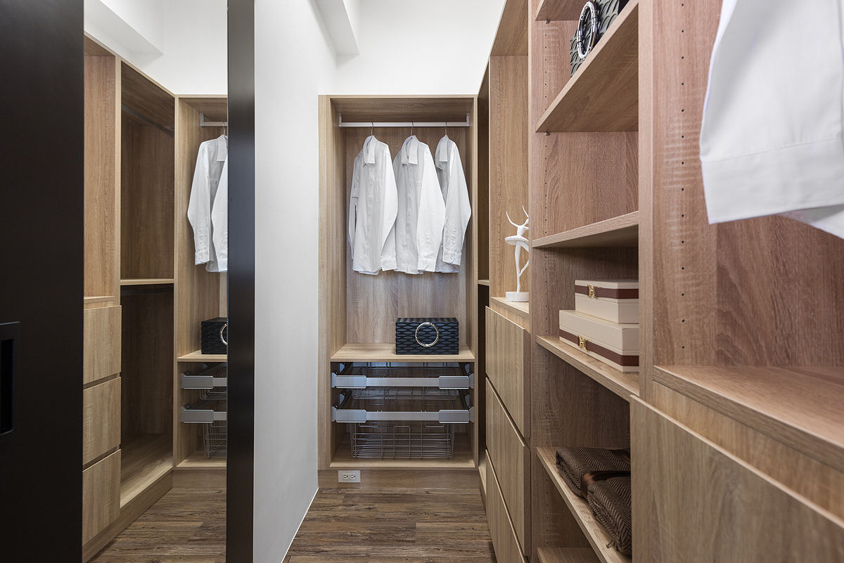 homify Modern dressing room