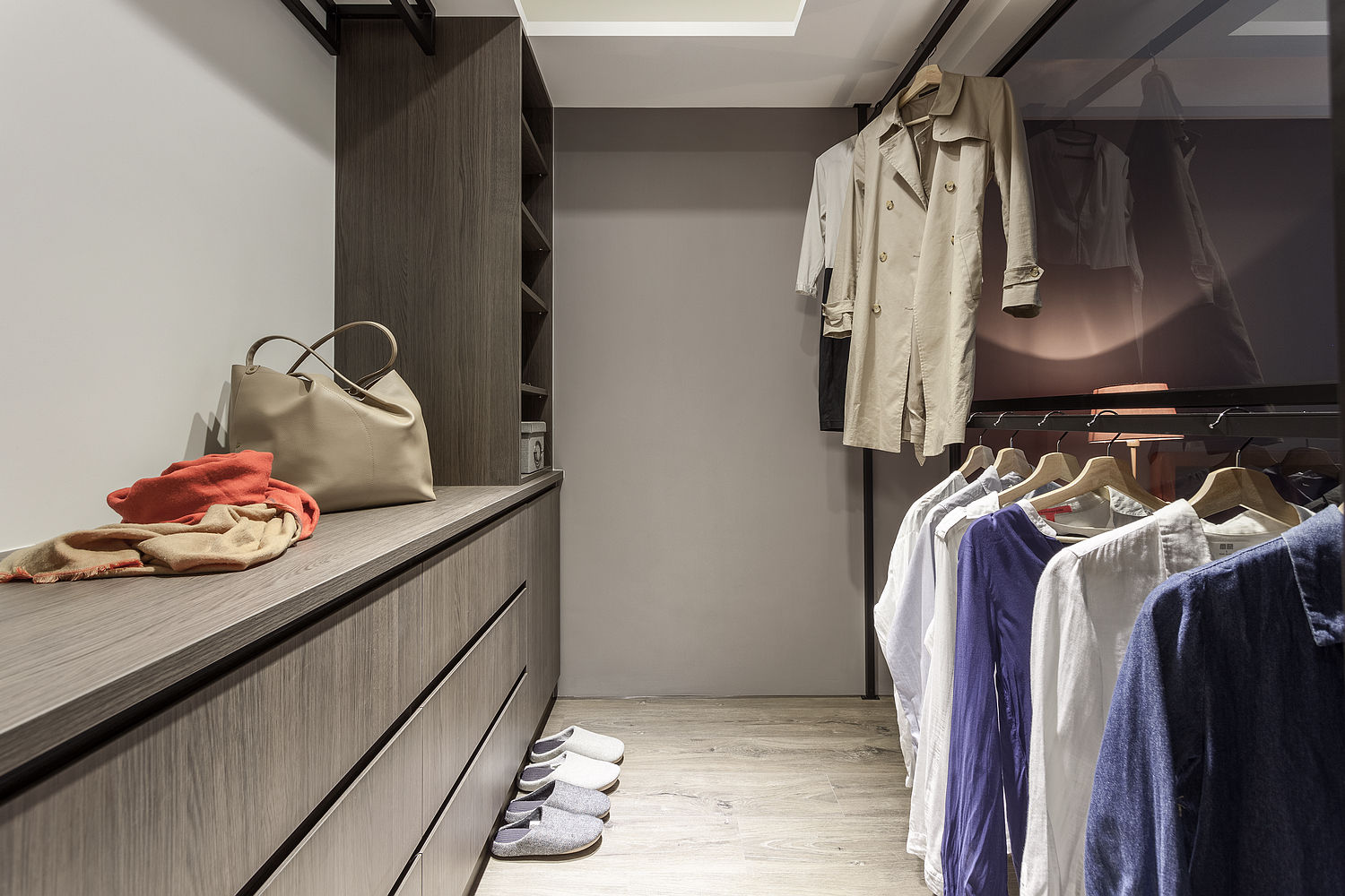 homify Modern dressing room