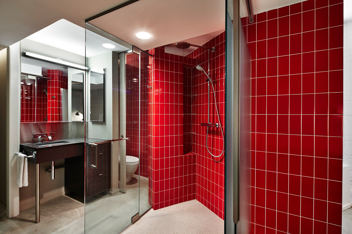 Karr Pad, KUBE architecture KUBE architecture Modern Bathroom bathroom,modern bathroom,modern,red tile shower,red shower,shower,modern shower,glass shower,glass,tile,concrete,concrete flooring
