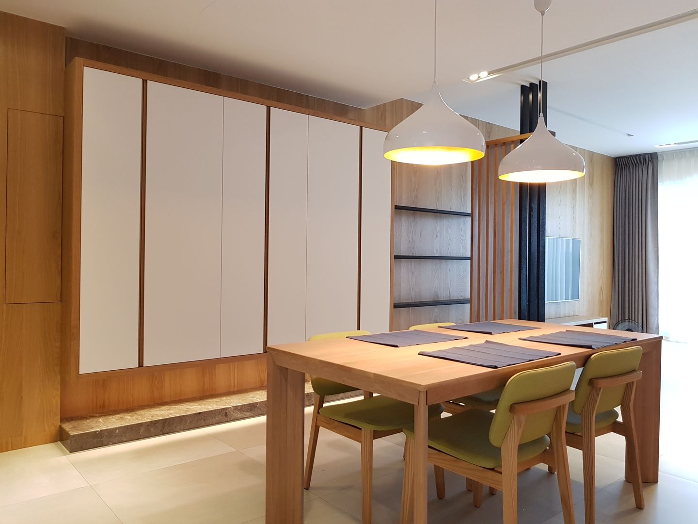 餐桌與玄關收納 homify Modern dining room