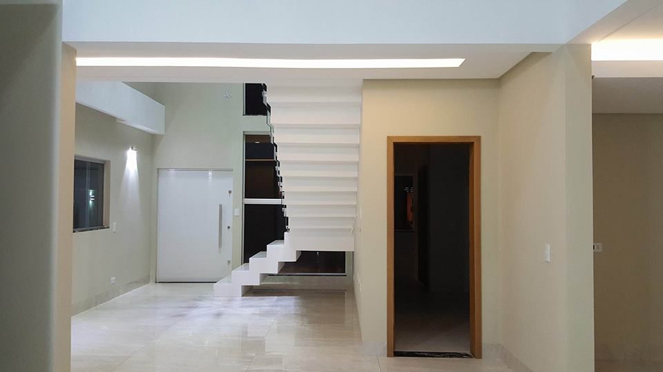 Sobrado em condomínio horizontal, Monteiro arquitetura e interiores Monteiro arquitetura e interiores 樓梯