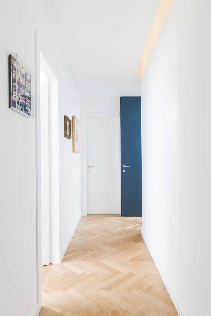 homify Modern Corridor, Hallway and Staircase