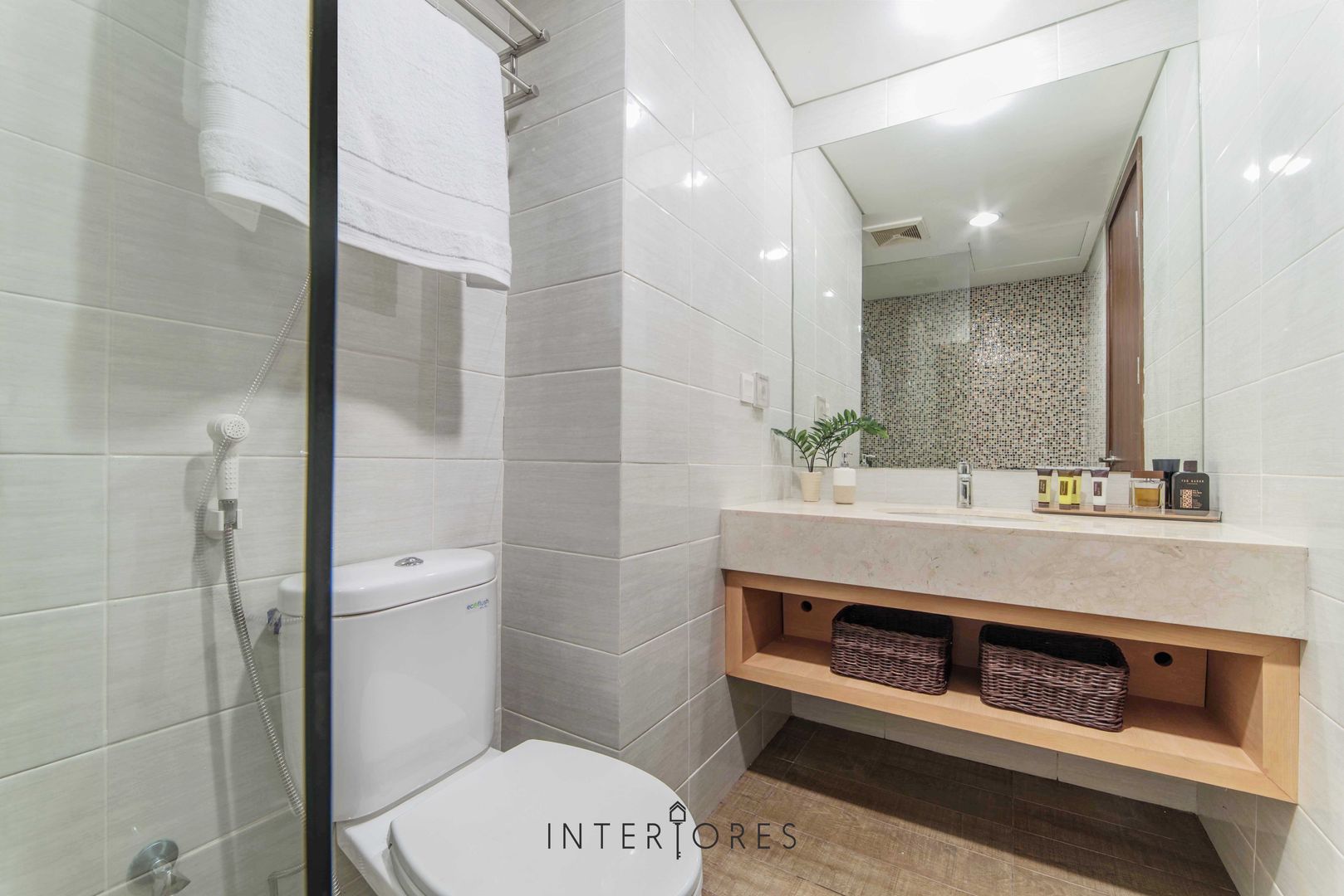 Kemang Village - Studio Apartment, INTERIORES - Interior Consultant & Build INTERIORES - Interior Consultant & Build Minimalist style bathrooms Ceramic