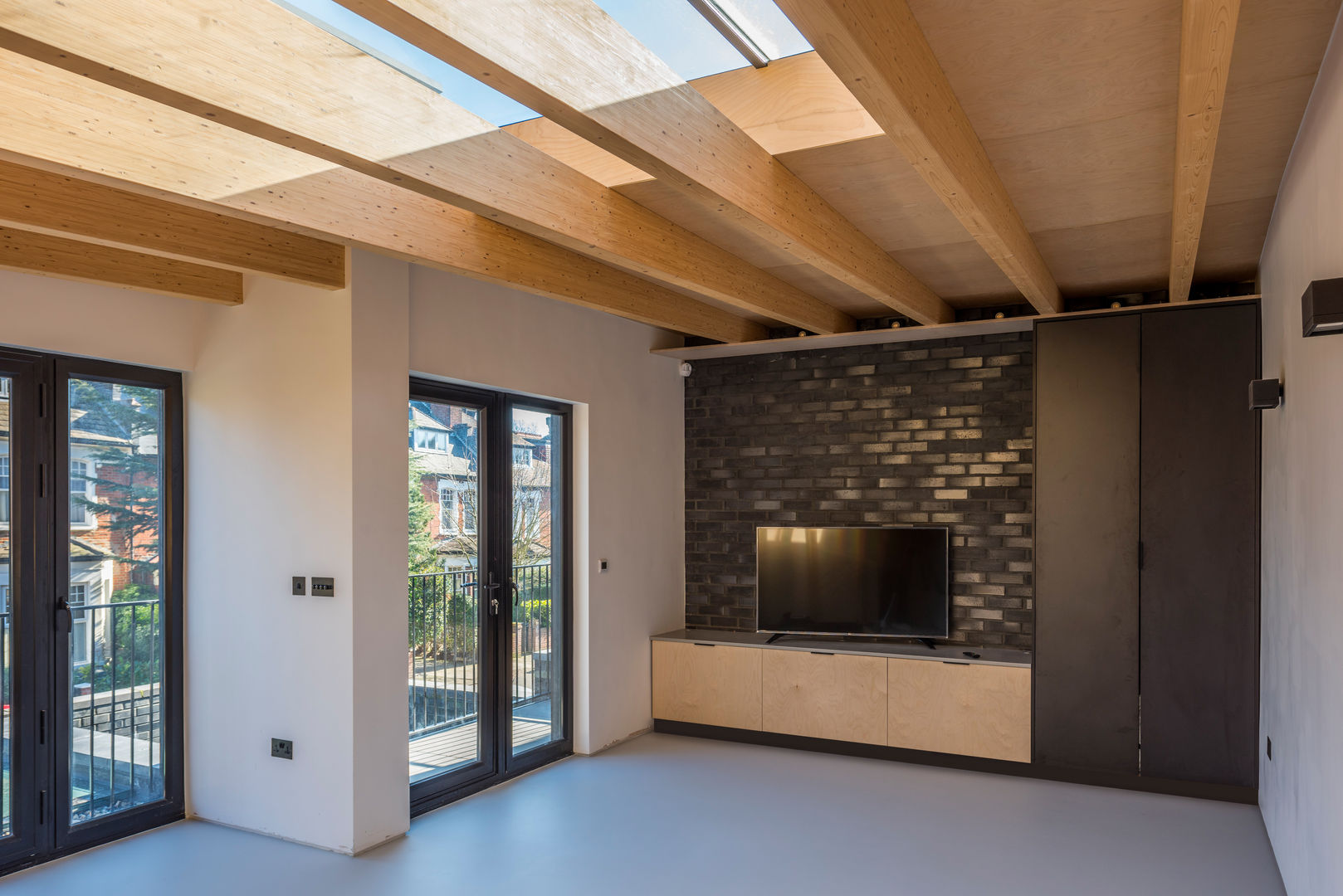 Cross Laminated Timber beams The Crawford Partnership Salones de estilo moderno