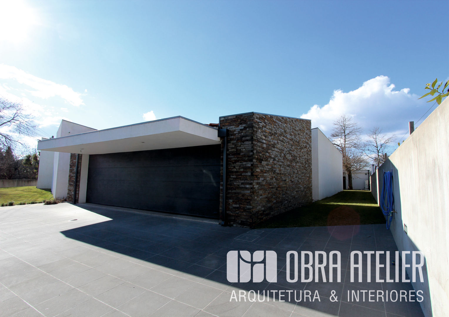 Casa contemporânea onde o xisto é o protagonista principal, OBRA ATELIER - Arquitetura & Interiores OBRA ATELIER - Arquitetura & Interiores Detached home پتھر