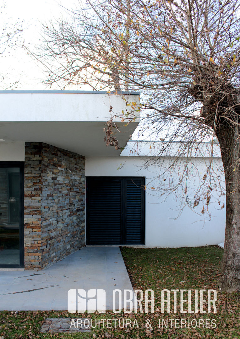 Casa contemporânea onde o xisto é o protagonista principal, OBRA ATELIER - Arquitetura & Interiores OBRA ATELIER - Arquitetura & Interiores カントリーな 壁&床