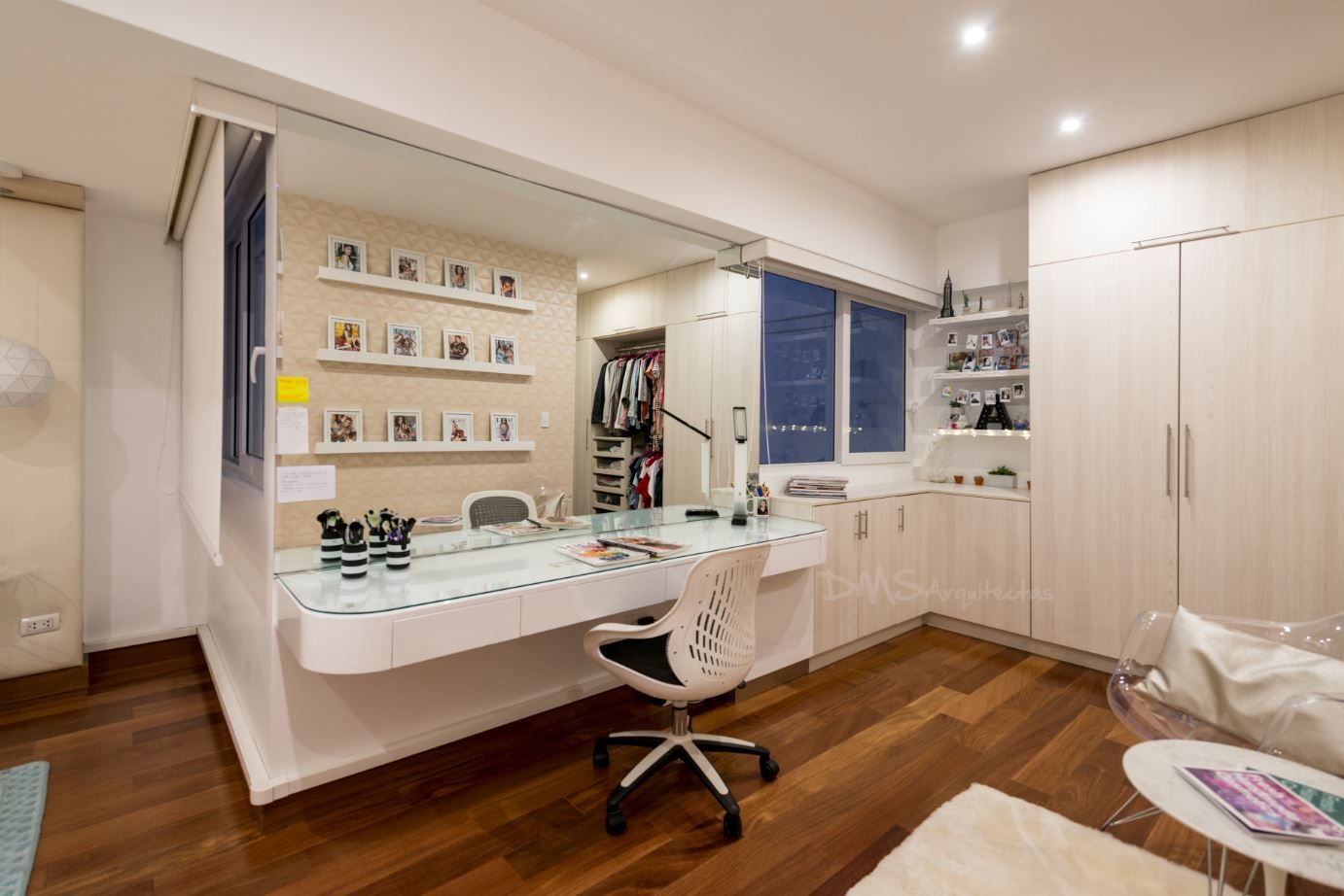 DISEÑO INTERIOR DEPARTAMENTO SAN ISIDRO, DMS Arquitectas DMS Arquitectas Modern Bedroom Wardrobes & closets