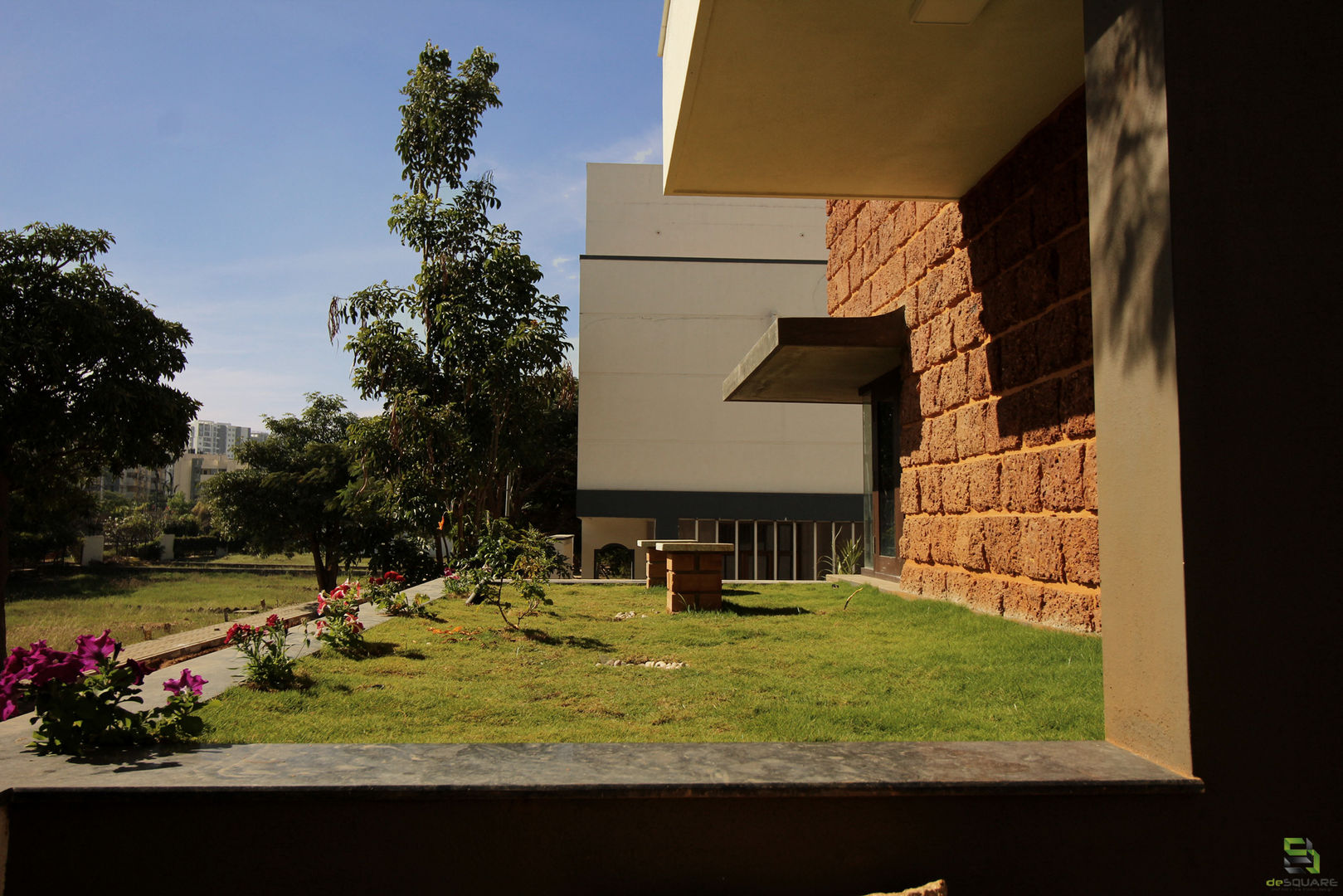 GARDEN ABOVE CAR PARK de square Rustic style garden RUSTIC,LATERITE,GARDEN