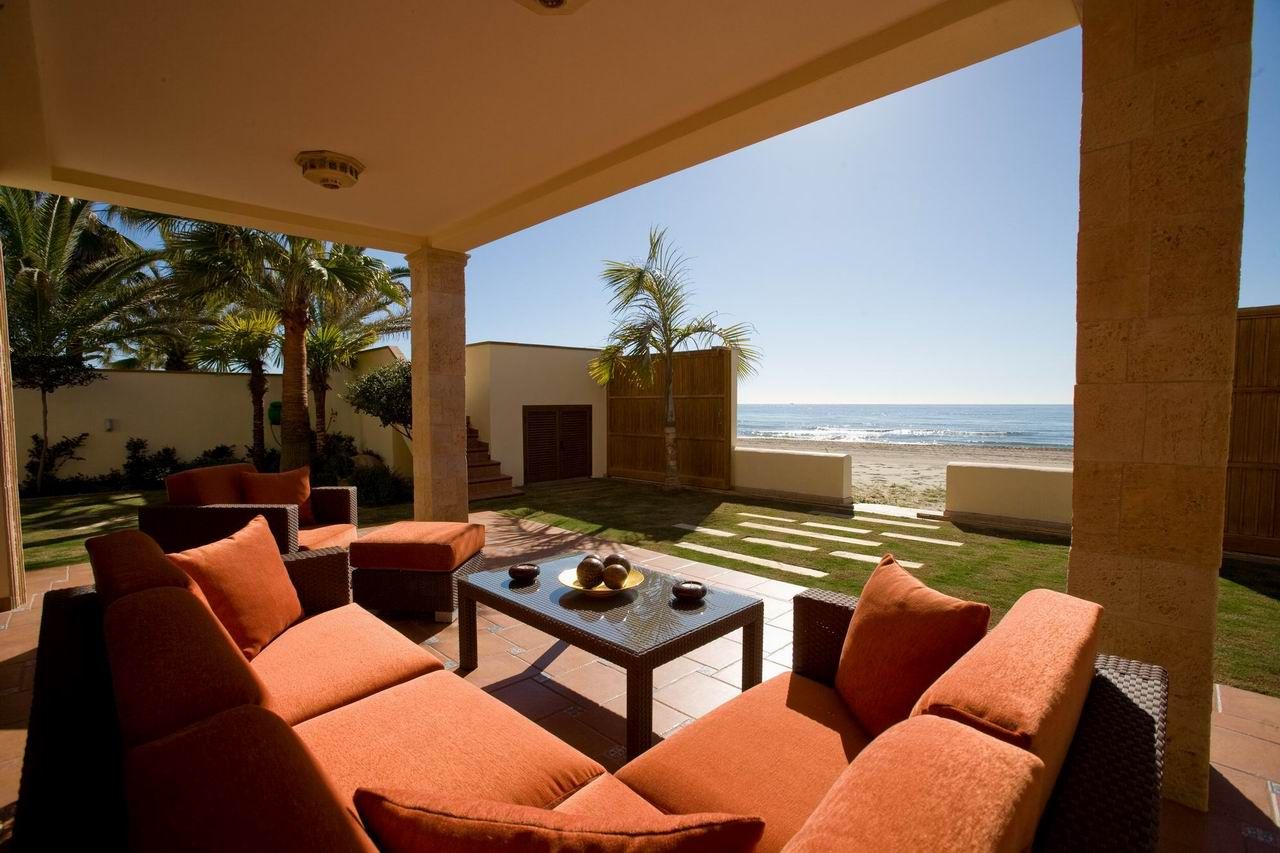 Porche con jardín en primera línea de playa frente al Mar Mediterráneo GM architecture solutions Balcones y terrazas mediterráneos Piedra
