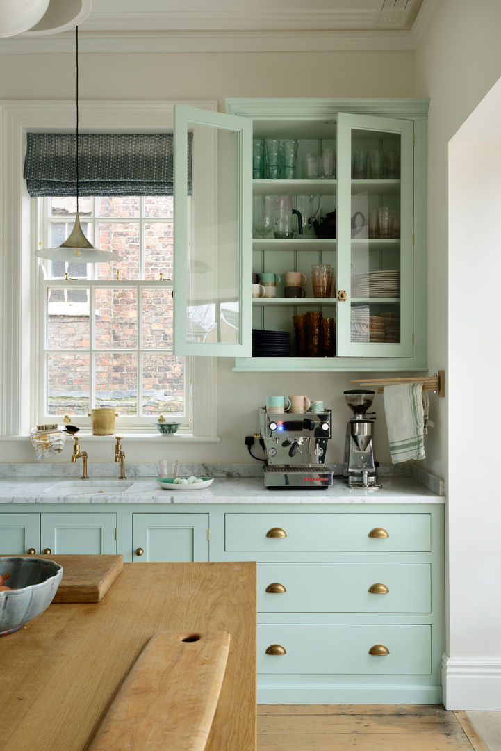 The York Townhouse Kitchen by deVOL, deVOL Kitchens deVOL Kitchens Nhà bếp phong cách kinh điển Than củi Multicolored