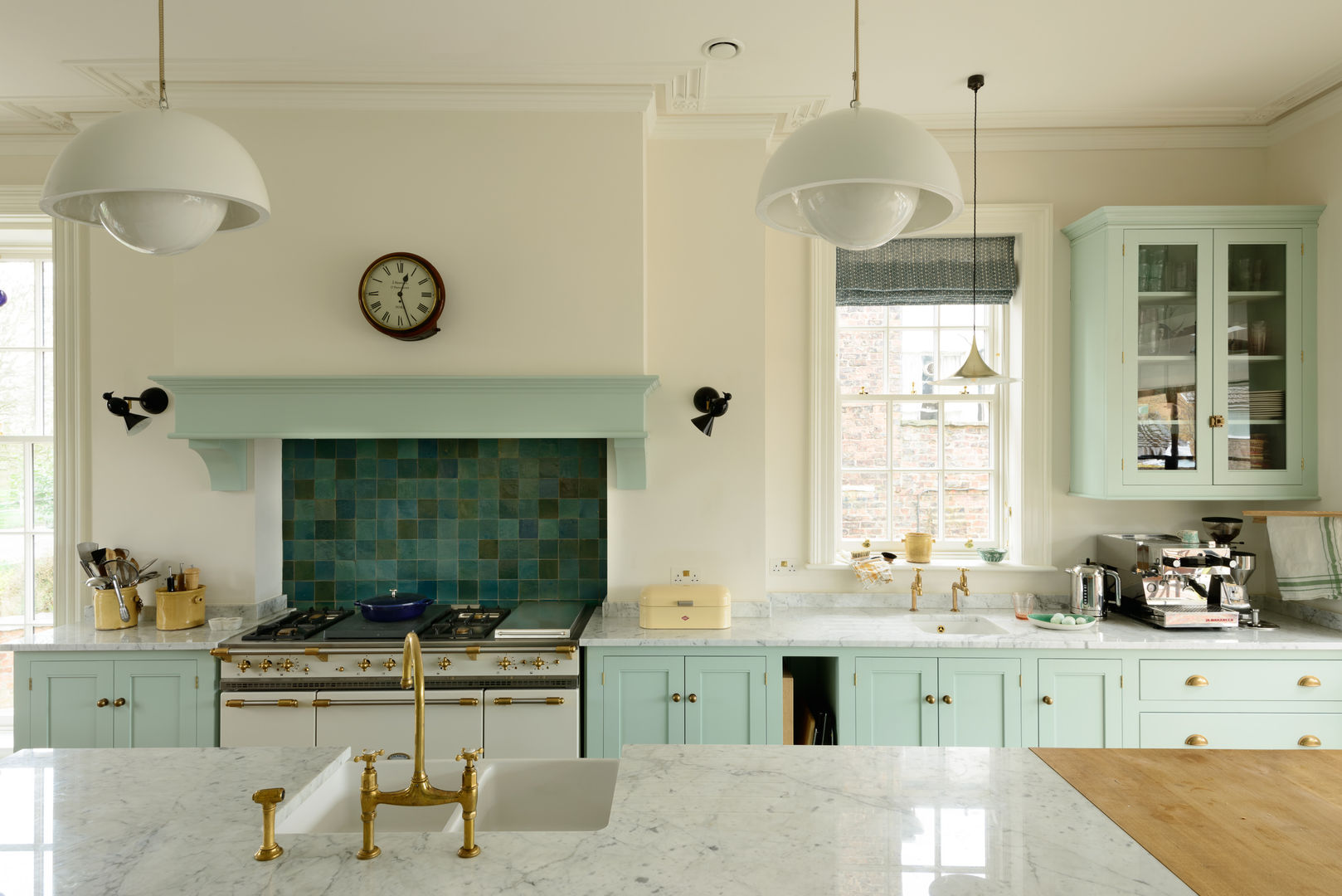 The York Townhouse Kitchen by deVOL deVOL Kitchens Kitchen Solid Wood Multicolored belfast sink,lacanche,range cooker,kitchen island,marble worktop,blue kitchen