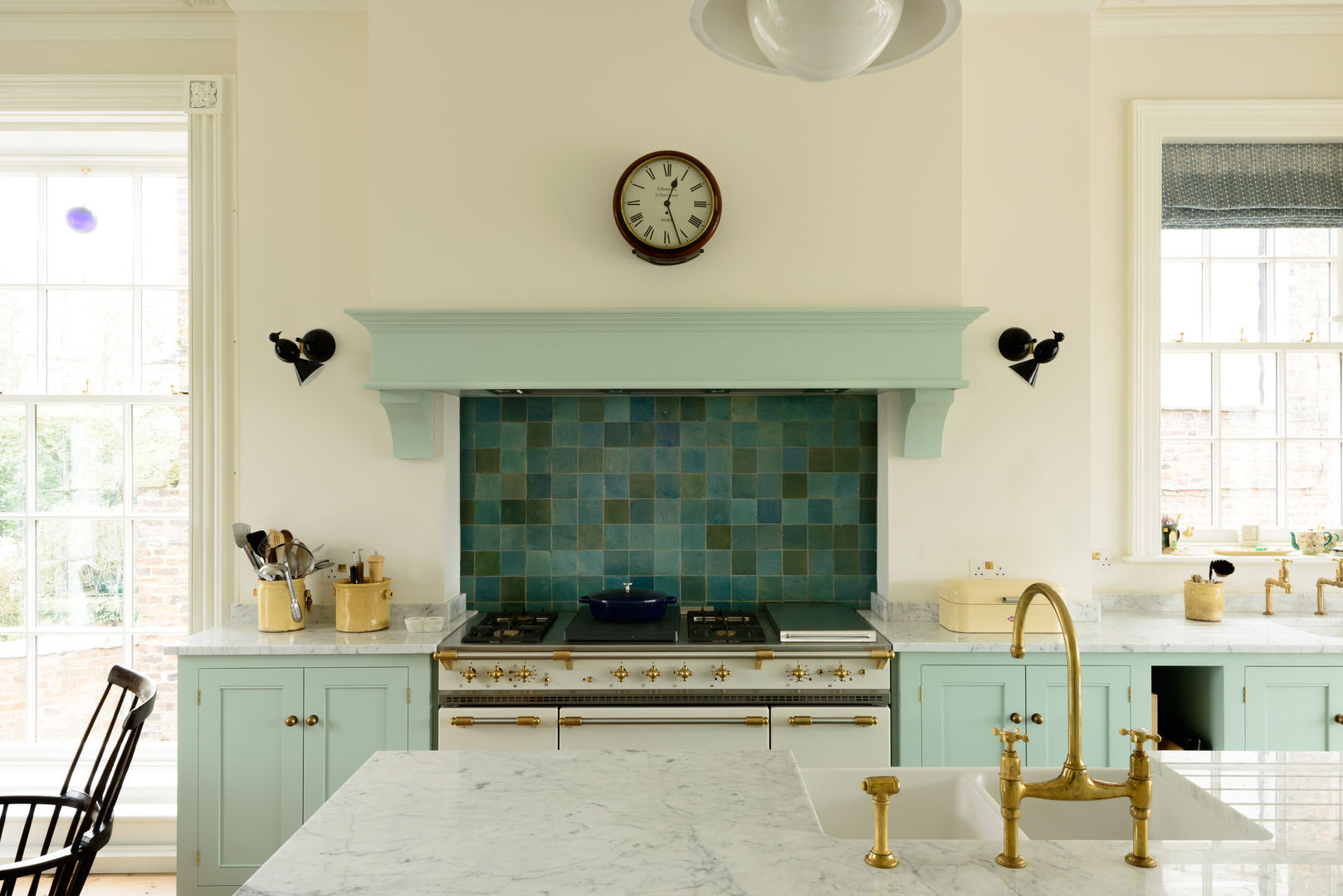 The York Townhouse Kitchen by deVOL deVOL Kitchens Kitchen Solid Wood Multicolored
