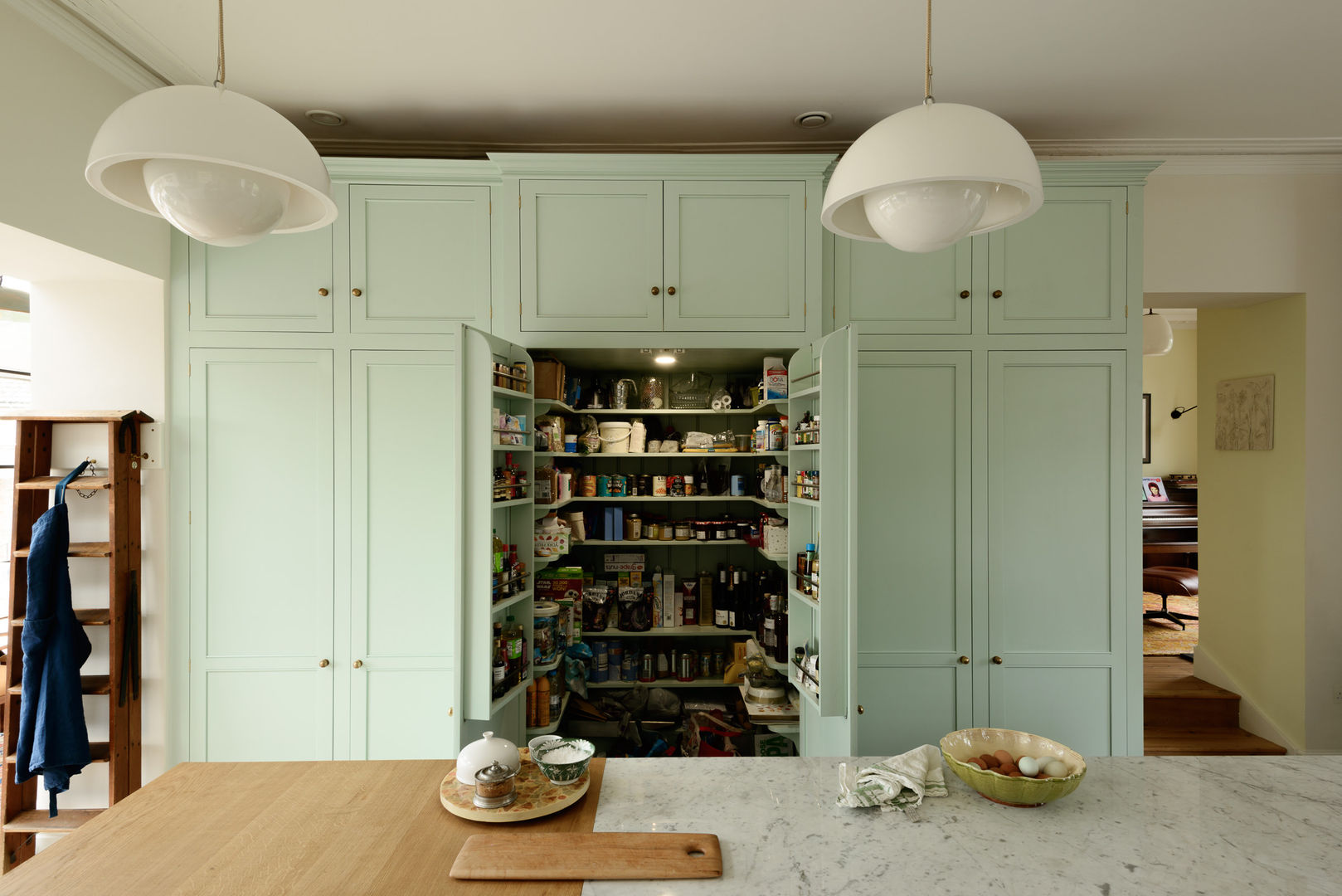 The York Townhouse Kitchen by deVOL deVOL Kitchens Kitchen Solid Wood Multicolored