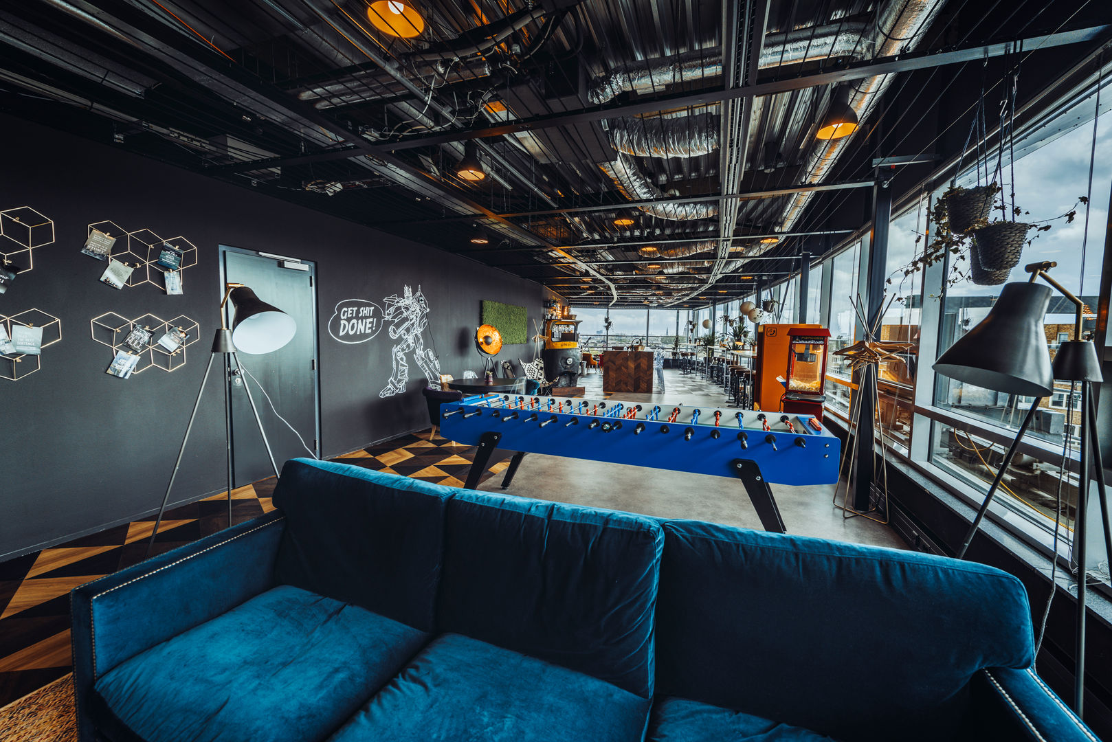 A modern co-working space in Amsterdam, Ivy's Design - Interior Designer aus Berlin Ivy's Design - Interior Designer aus Berlin 现代客厅設計點子、靈感 & 圖片 布織品 Amber/Gold 邊桌與托盤