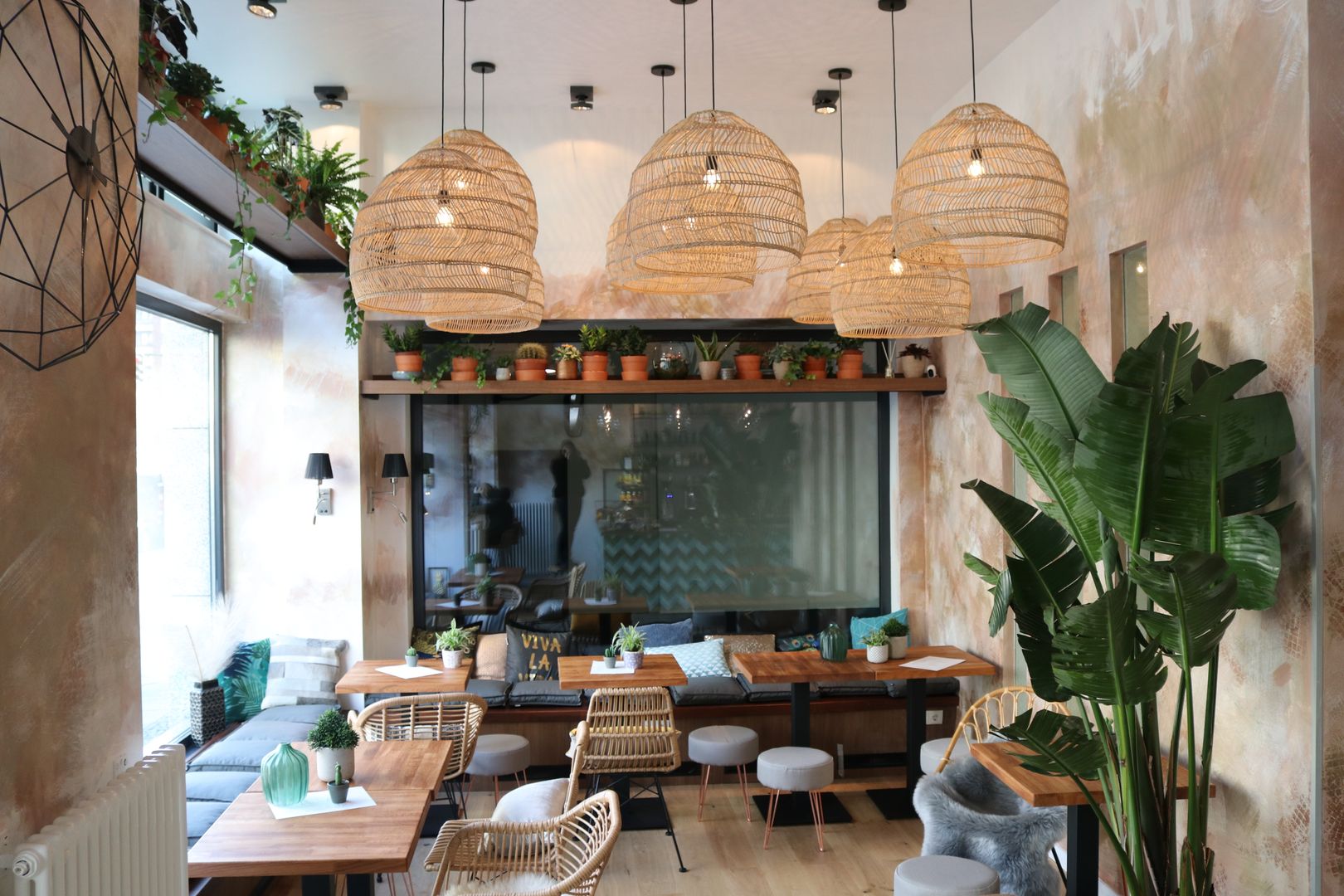 Deli Bar and Restaurant, Ivy's Design - Interior Designer aus Berlin Ivy's Design - Interior Designer aus Berlin Mediterranean style dining room Rattan/Wicker Turquoise Lighting