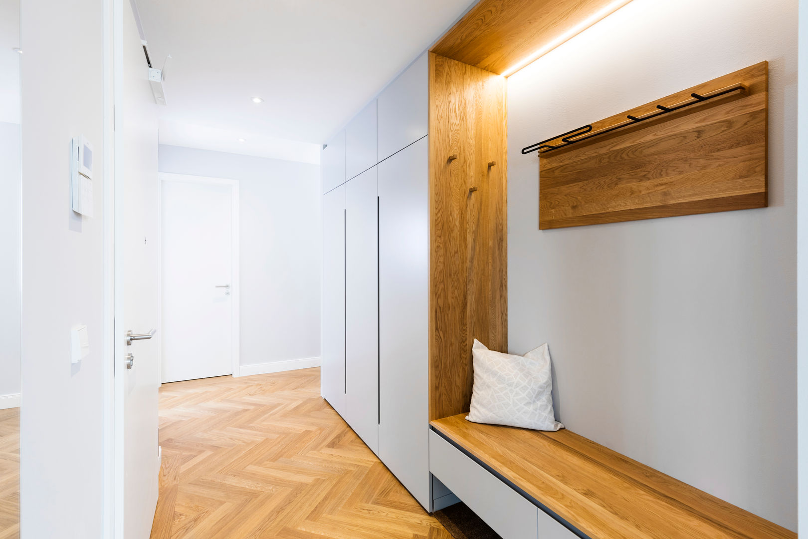 Penthouse Maxvorstadt, BESPOKE GmbH // Interior Design & Production BESPOKE GmbH // Interior Design & Production Corredores, halls e escadas modernos