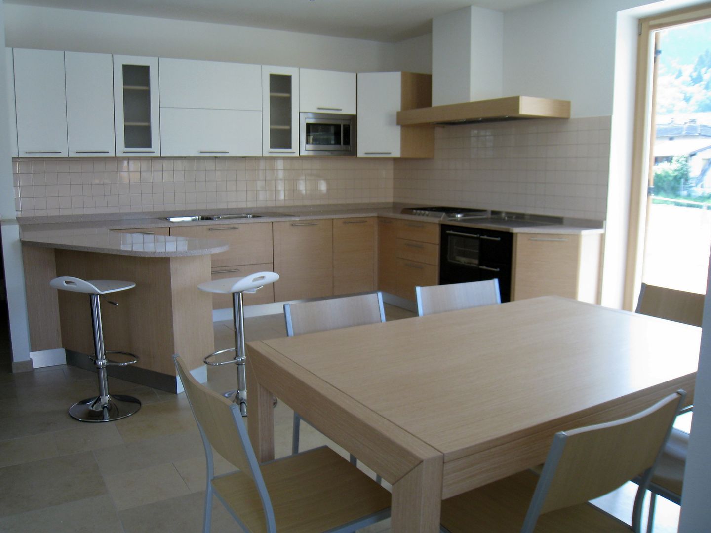 Cucine su misura, ARREDAMENTI PIVA ARREDAMENTI PIVA Rustic style kitchen Tables & chairs