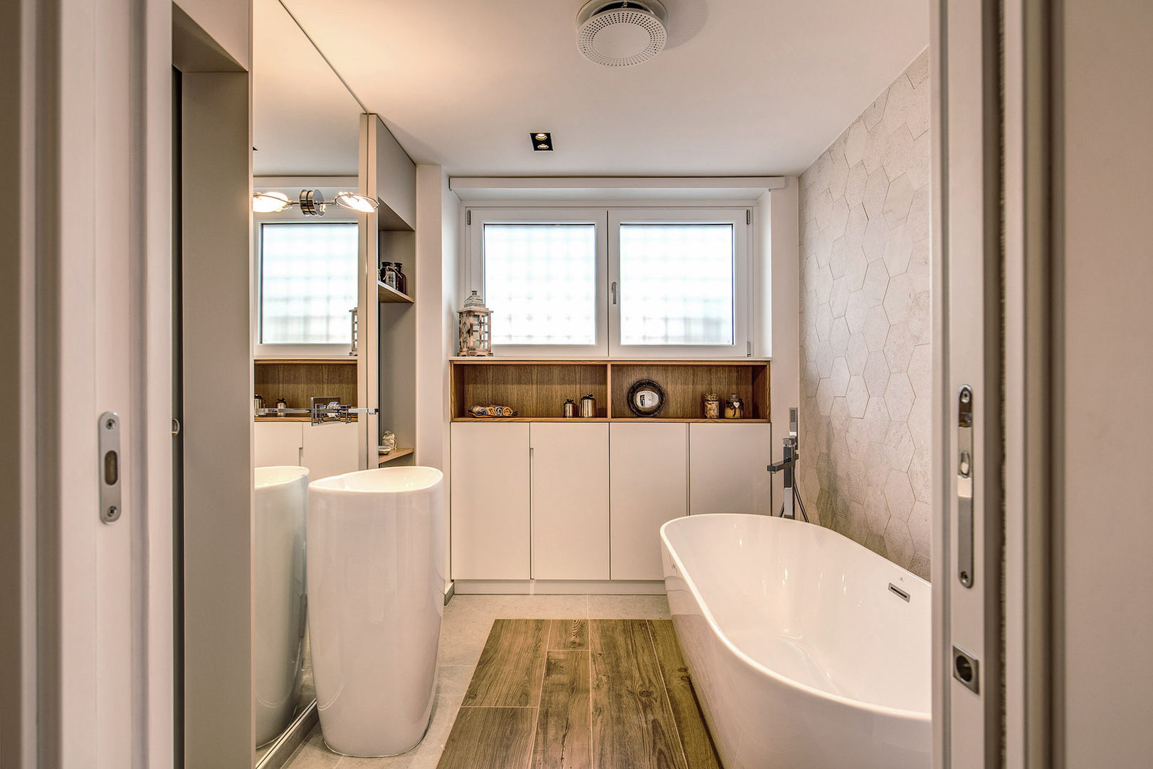 ISIDORO, MOB ARCHITECTS MOB ARCHITECTS Modern bathroom