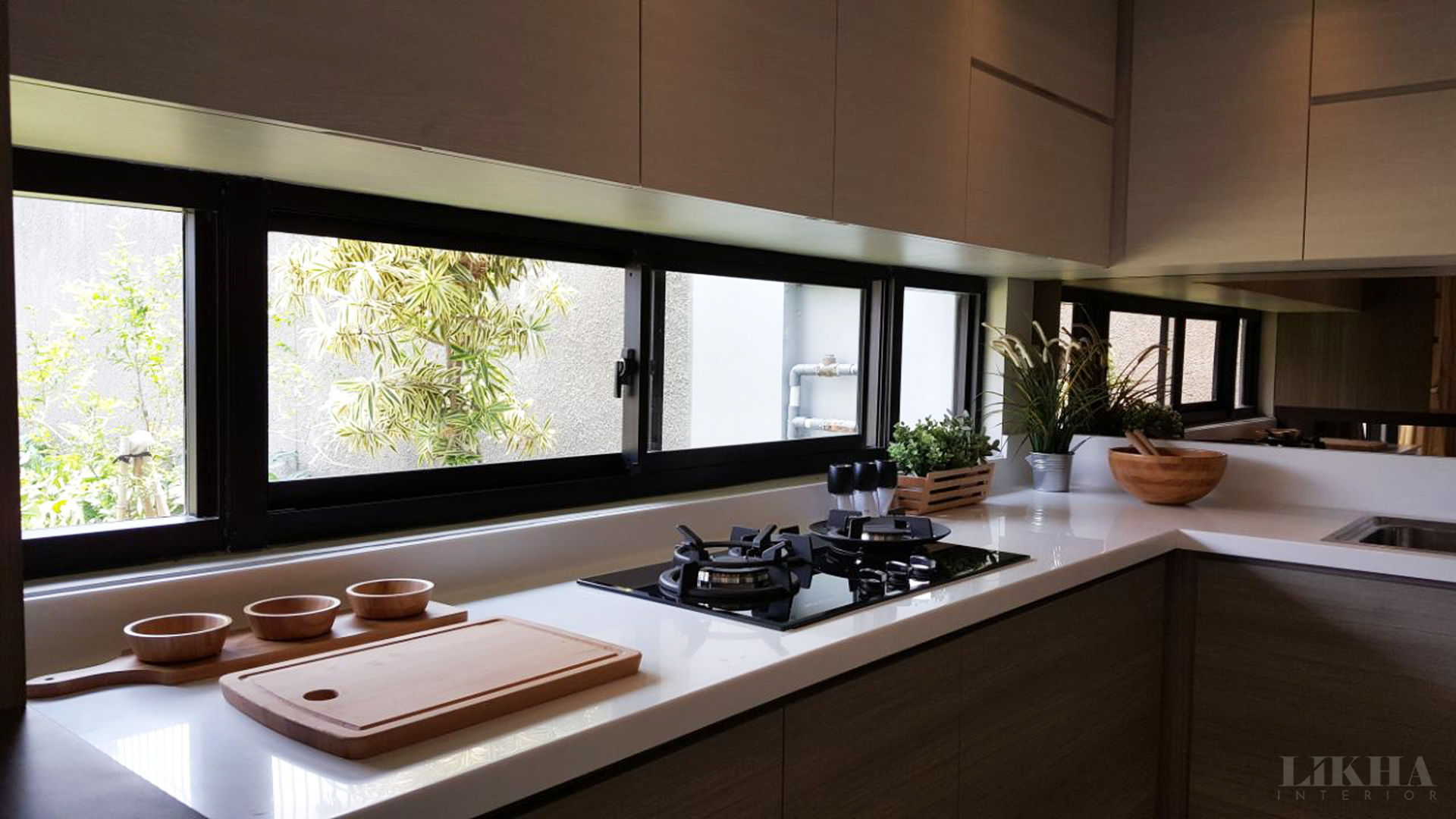 RUMAH MODERN KONTEMPORER di Kota Baru Parahyangan, Likha Interior Likha Interior Built-in kitchens Plywood