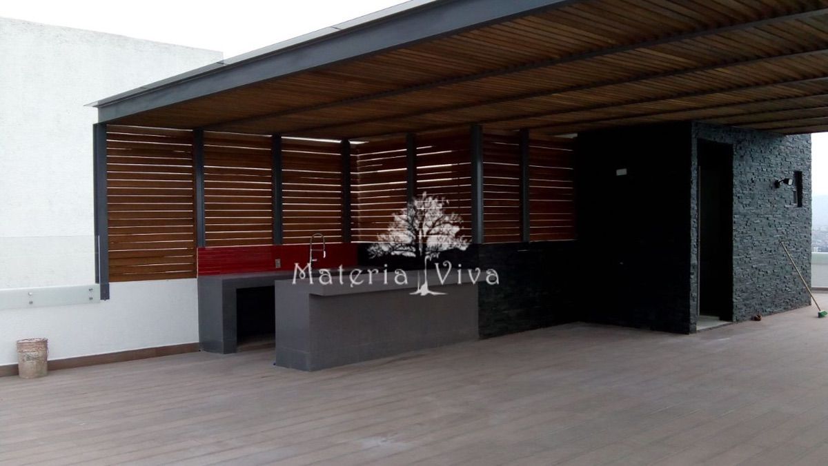 Pergola híbrida con lambrín tipo louver de madera, zona esmeralda, Naucalpan Edo. de Mex. Materia Viva S.A. de C.V. Balcones y terrazas de estilo ecléctico