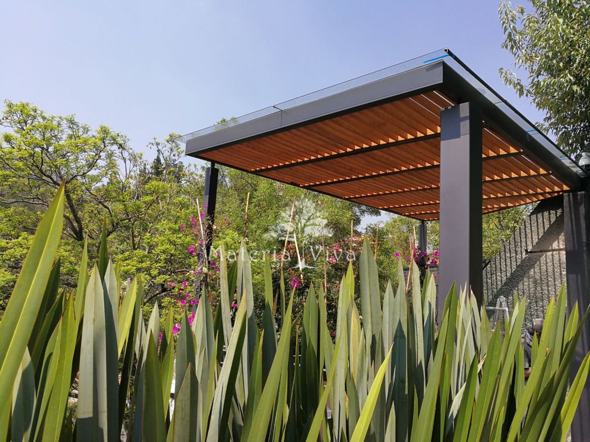 Pequeña pérgola híbrida acero vidrio madera Bosques de las Lomas., Materia Viva S.A. de C.V. Materia Viva S.A. de C.V. Front yard