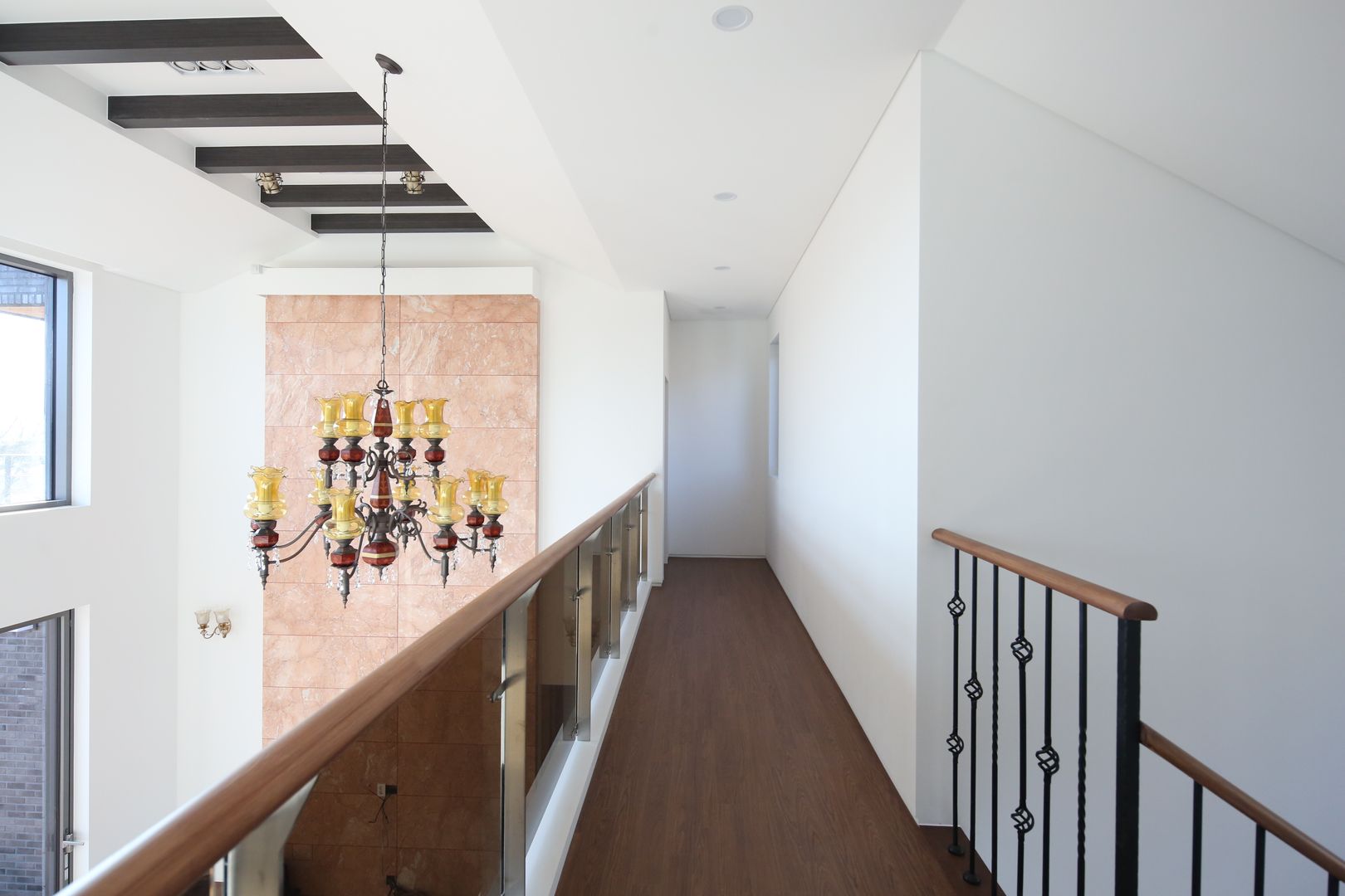 지산발트하우스 34호, 인문학적인집짓기 인문학적인집짓기 Modern corridor, hallway & stairs
