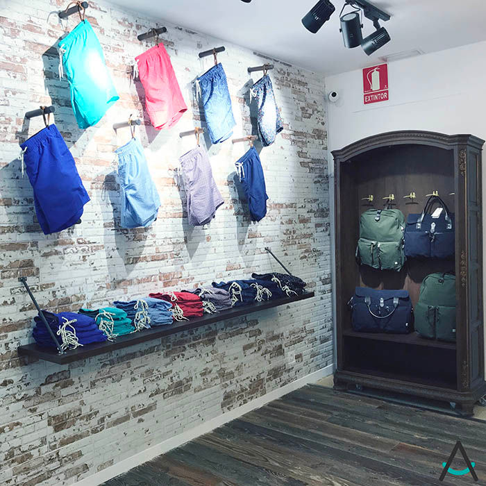 Proyecto diseño y distribución del local, decoración y mobiliario en una tienda de ropa: Bäbler - Menswear Sant Cugat, Estudi Aura, decoradores y diseñadores de interiores en Barcelona Estudi Aura, decoradores y diseñadores de interiores en Barcelona 商业空间 鐵/鋼 商業空間