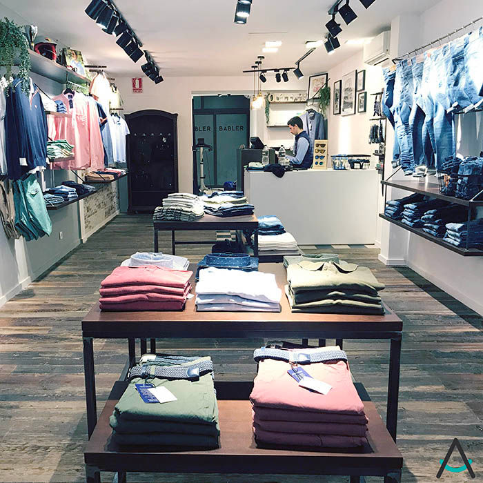 Proyecto diseño y distribución del local, decoración y mobiliario en una tienda de ropa: Bäbler - Menswear Sant Cugat, Estudi Aura, decoradores y diseñadores de interiores en Barcelona Estudi Aura, decoradores y diseñadores de interiores en Barcelona Commercial spaces Sắt / thép Khu Thương mại