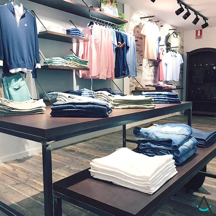 Proyecto diseño y distribución del local, decoración y mobiliario en una tienda de ropa: Bäbler - Menswear Sant Cugat, Estudi Aura, decoradores y diseñadores de interiores en Barcelona Estudi Aura, decoradores y diseñadores de interiores en Barcelona 商业空间 鐵/鋼 商業空間