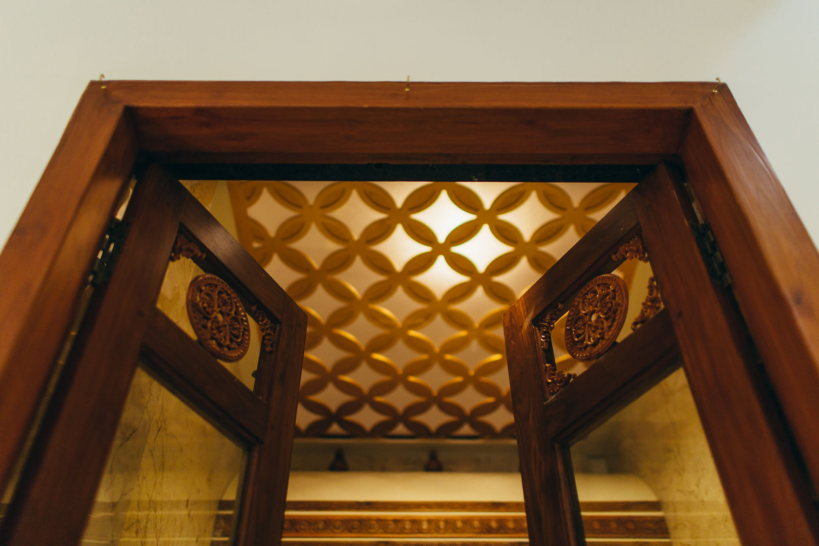 Pooja Ceiling homify 现代客厅設計點子、靈感 & 圖片