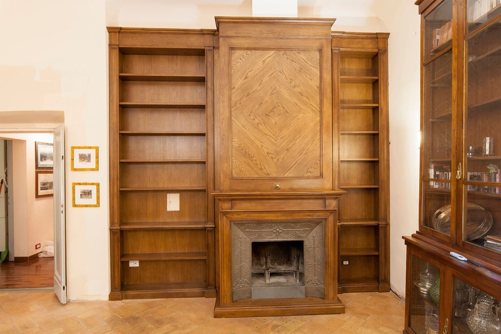 Boiserie Libreria con Camino Falegnameria Grelli Soggiorno classico Legno Effetto legno Boiserie libreria,Boiserie con camino,boiserie in rovere,boiserie su misura,boiserie in legno