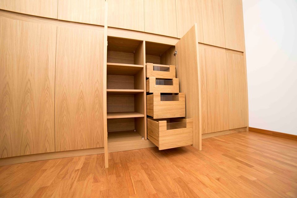 Armadio con Scarpiera Estraibile, Falegnameria Grelli Falegnameria Grelli Modern style bedroom Wood Wood effect