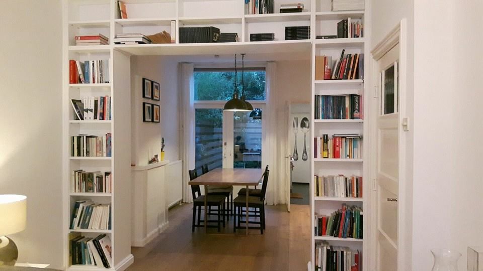 Soggiorno con libreria bianca - BMMC Studio