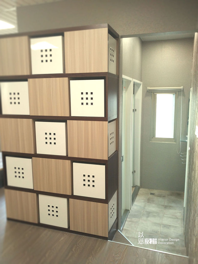 改造後往淋浴區入口 以恩室內裝修設計工程有限公司 Modern bathroom
