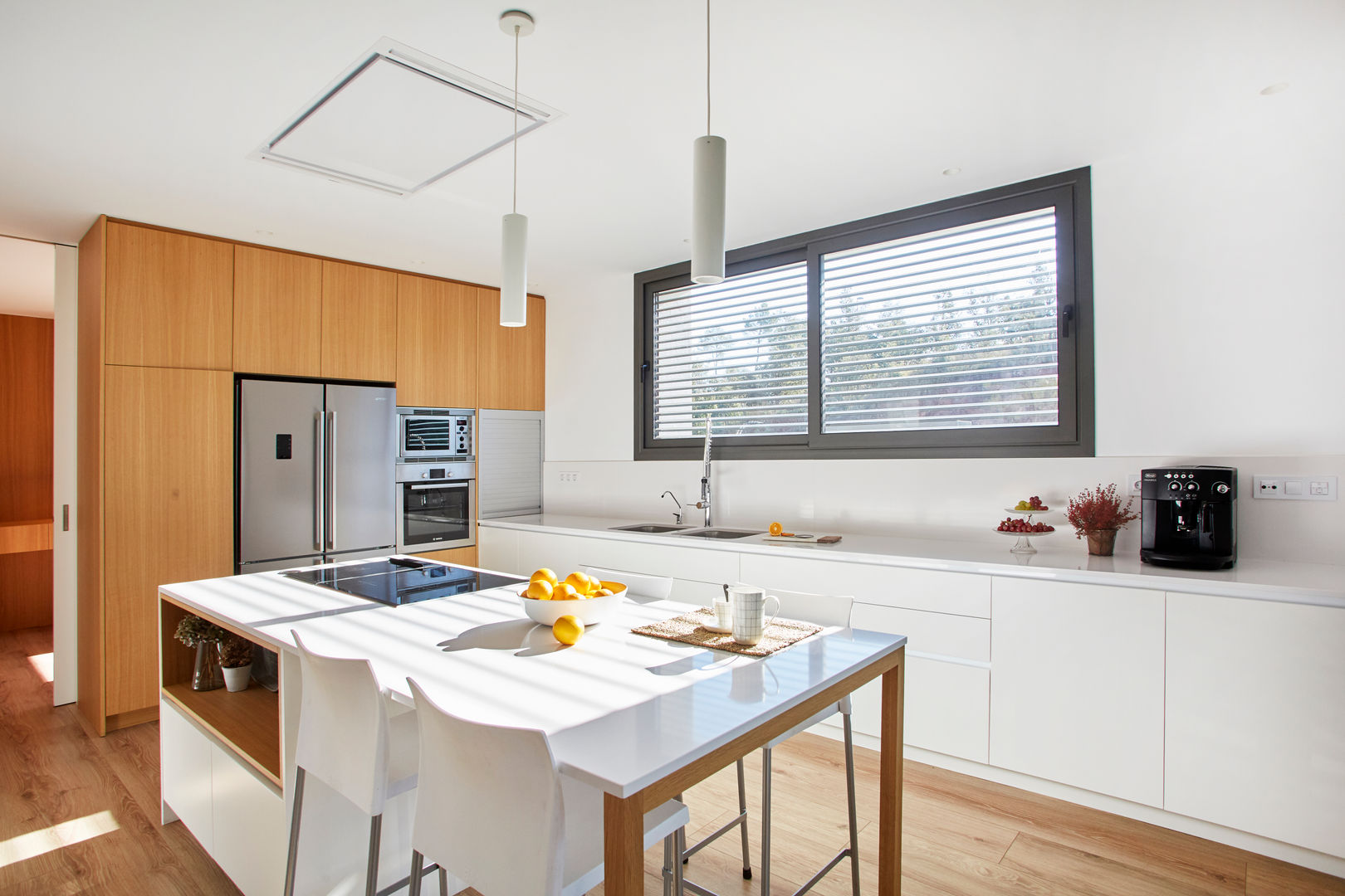 Cocina blanco y madera Laia Ubia Studio Cocinas de estilo escandinavo