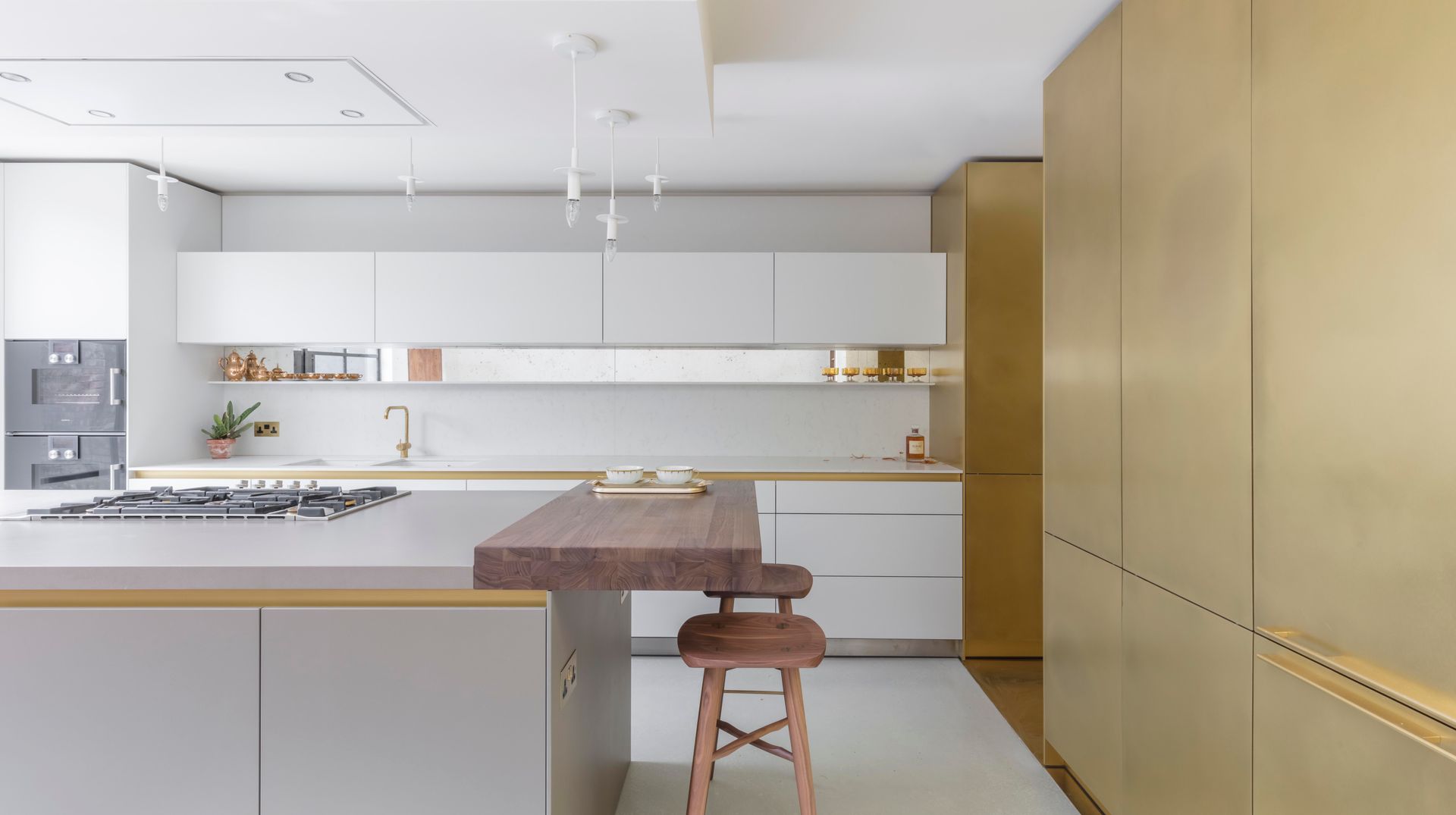 Brass house Kitchen Architecture Nowoczesna kuchnia Kitchen Architecture,bulthaup,bulthaup b3,bespoke kitchen,integrated kitchen,brass kitchen,white kitchen,kitchen island,breakfast bar