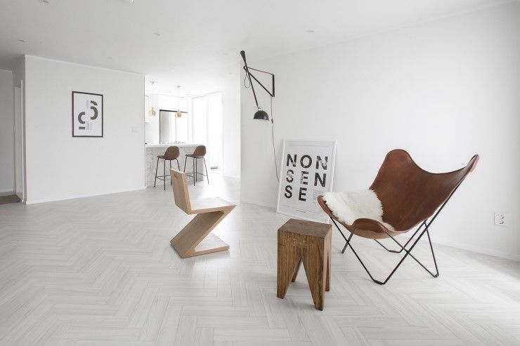 화이트와 우드로 아늑한 갤러리처럼 꾸민 30평대 아파트 인테리어, husk design 허스크디자인 husk design 허스크디자인 Salas de estar minimalistas