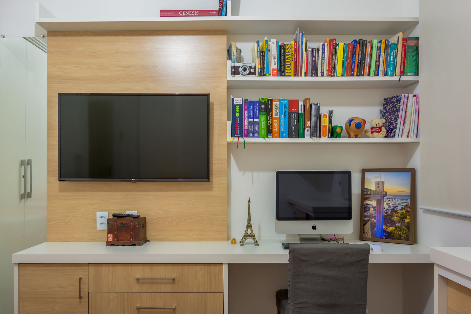 Quarto Casal com Home Office intgrado, Joana Rezende Arquitetura e Arte Joana Rezende Arquitetura e Arte Phòng học/văn phòng phong cách hiện đại