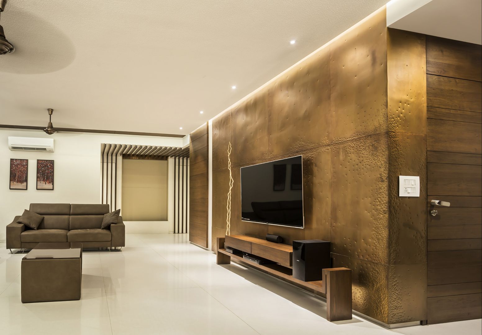 t.v. unit & background wall homify Modern living room Copper/Bronze/Brass TV stands & cabinets
