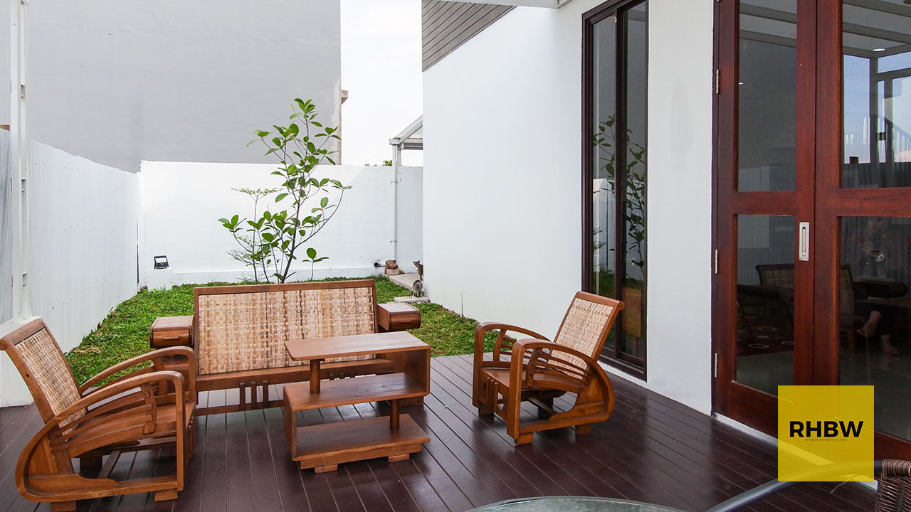Rumah Bukit Ligar - Bandung , RHBW RHBW Industrial style balcony, veranda & terrace
