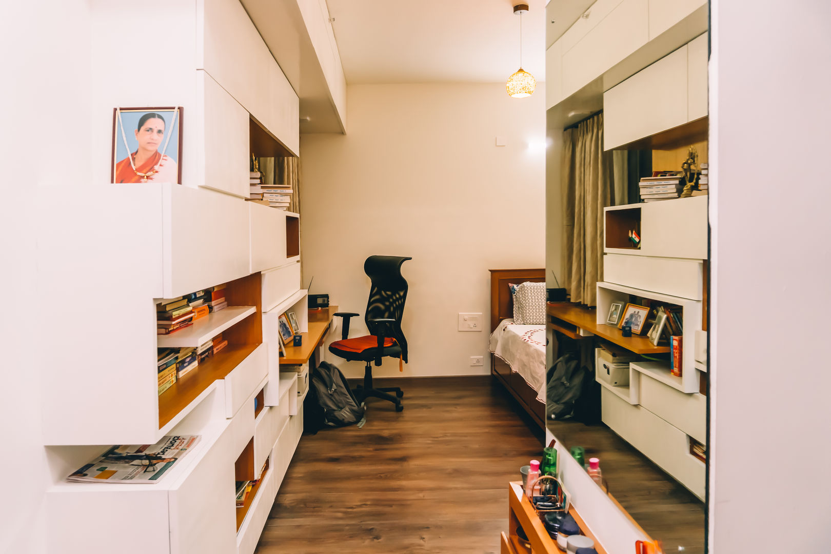 Bedroom cum Study unit with wardrobes & bookshelves - Origami Spaces(Origamispaces.com) homify 臥室