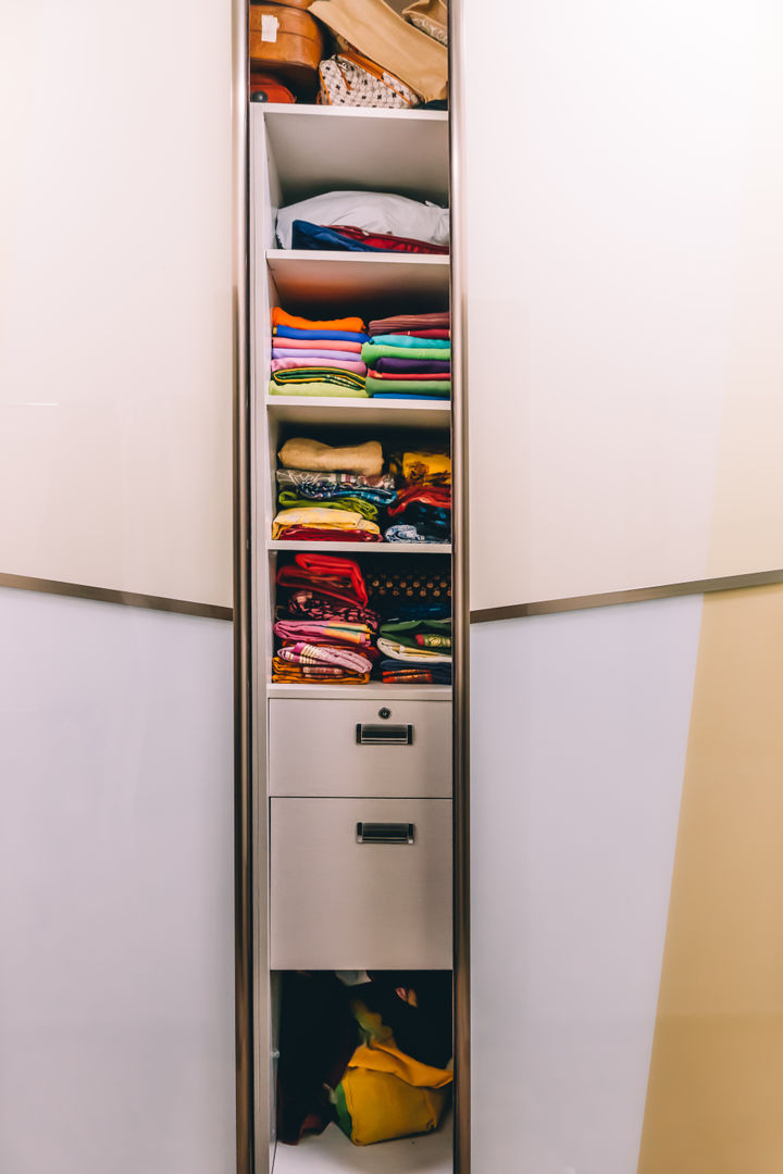 Sliding Acrylic bedroom Wardrobe - Origami Spaces(Origamispaces.com) homify Dressing room