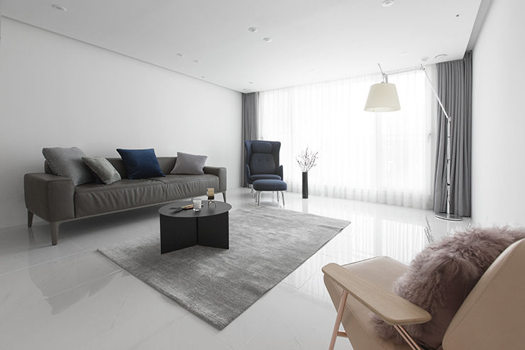 화이트 톤으로 모던하고 미니멀하게 꾸민 30평대 아파트 인테리어, husk design 허스크디자인 husk design 허스크디자인 Modern Living Room