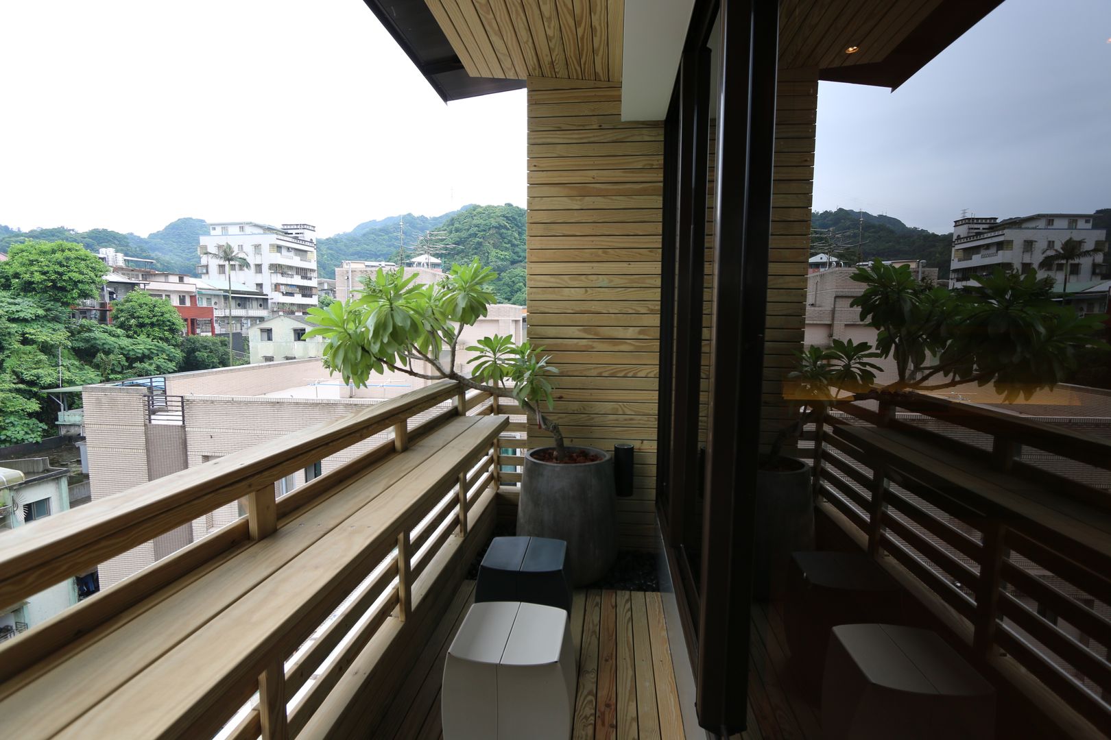 住空間-基隆徐宅, 青易國際設計 青易國際設計 Country style balcony, veranda & terrace