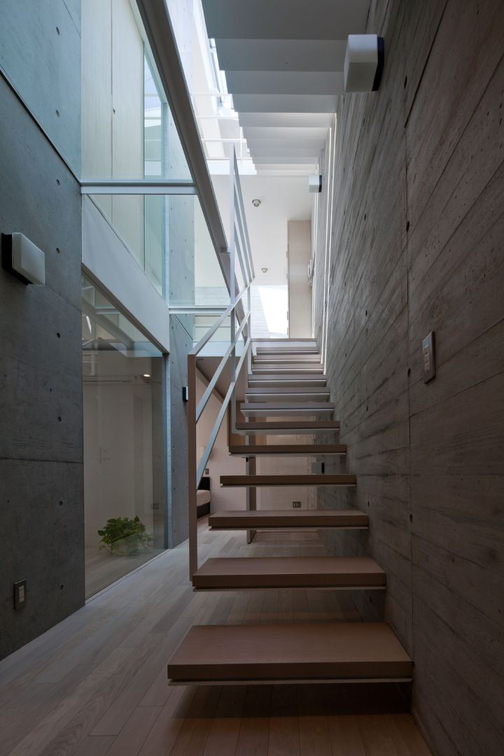 吉祥寺南町の家 / house in Kichijyoji, 庄司寛建築設計事務所 / HIROSHI SHOJI ARCHITECT&ASSOCIATES 庄司寛建築設計事務所 / HIROSHI SHOJI ARCHITECT&ASSOCIATES Cầu thang